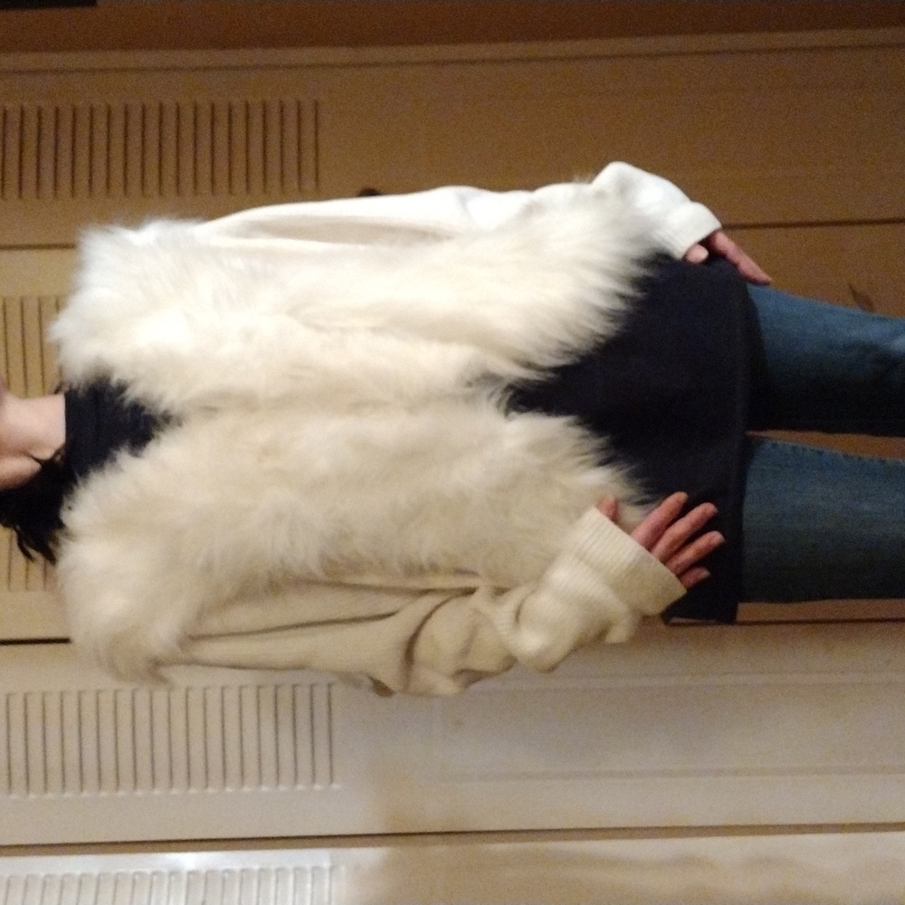 HPX7!! EUC Vintage Beautiful Winter White Faux Fur Collar XL Sweater Jacket!